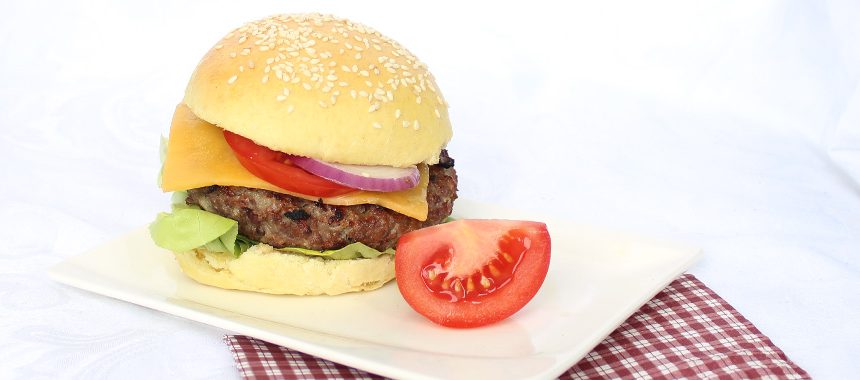 Burger mit selbstgemachten Brötchen