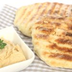 Fladenbrot vom Grill mit Hummus